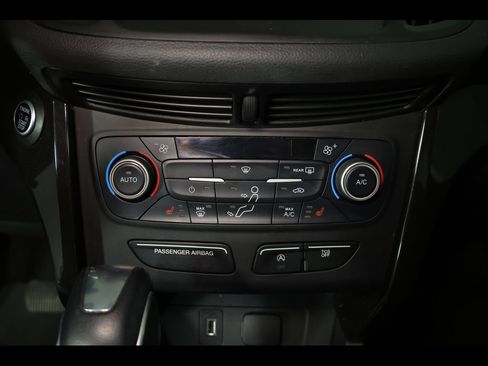 Used 2019 Ford Escape SE image 25