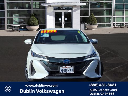Used 2018 Toyota Prius Prime Premium image 2