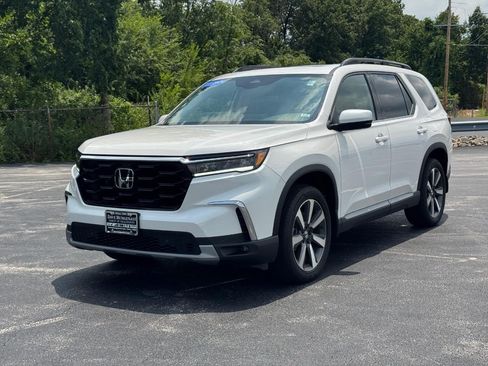 Certified 2025 Honda Pilot Touring image 9