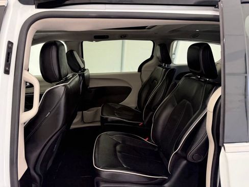 Used 2023 Chrysler Pacifica Limited FWD image 20