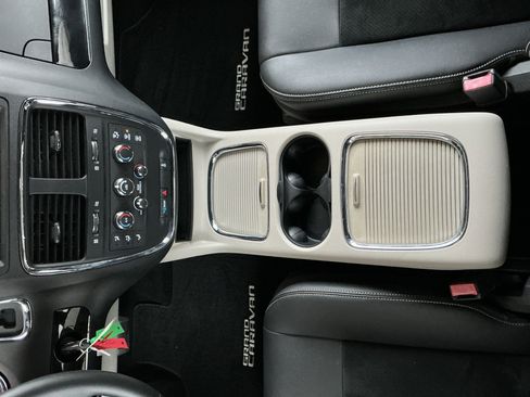 Used 2016 Dodge Grand Caravan SXT image 11