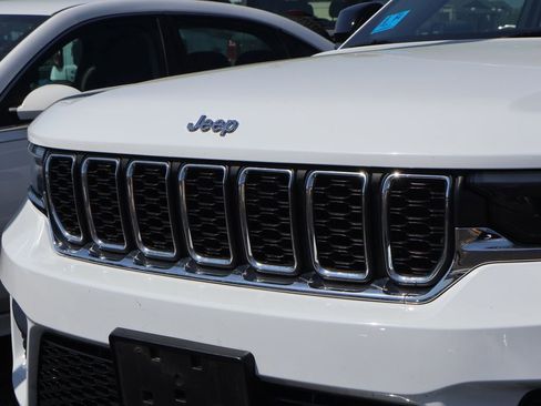 Used 2024 Jeep Grand Cherokee Laredo image 2