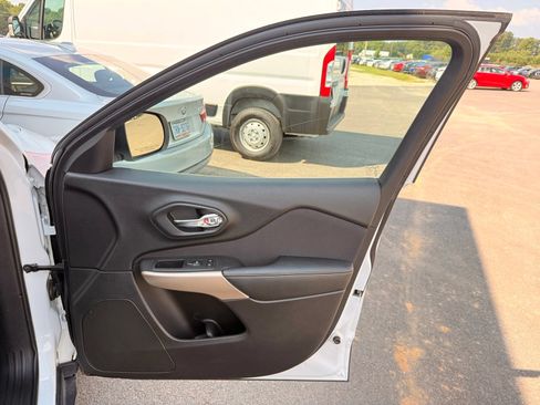 Used 2018 Jeep Cherokee Latitude w/ Safety Group AWD/4WD image 21