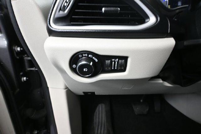 Used 2020 Chrysler Pacifica Touring-L FWD image 23