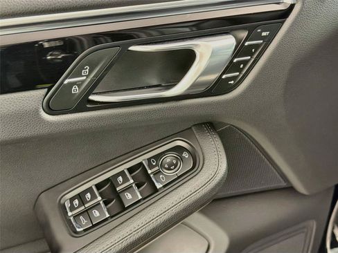 Certified 2024 Porsche Macan AWD/4WD image 31