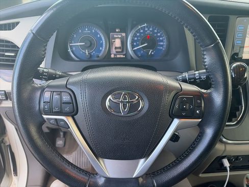 Used 2015 Toyota Sienna XLE Premium FWD image 2