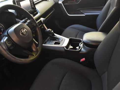 Used 2021 Toyota RAV4 LE AWD/4WD image 14