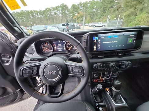 Used 2024 Jeep Gladiator Willys image 15