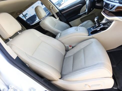 Used 2017 Toyota Highlander Limited w/ Carpet Mat Package image 54