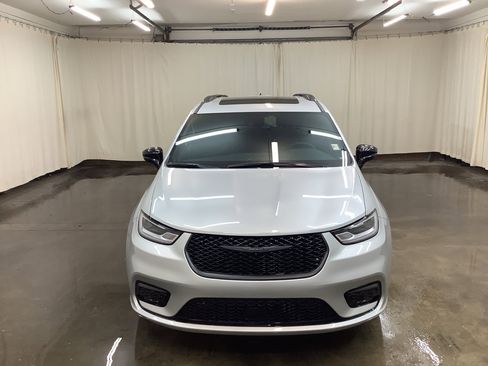 New 2026 Chrysler Pacifica Select w/ S Appearance Package image 3