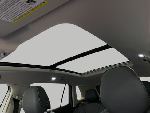 New 2025 Volkswagen Tiguan SE image 28