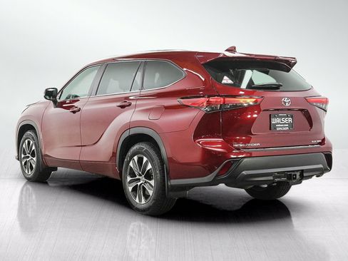 Used 2020 Toyota Highlander XLE AWD/4WD image 3