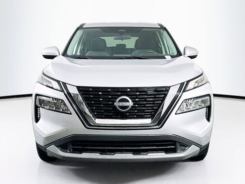 Used 2023 Nissan Rogue SV image 2