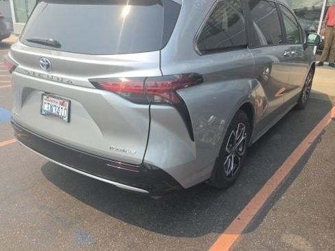 Used 2025 Toyota Sienna Platinum AWD/4WD image 10