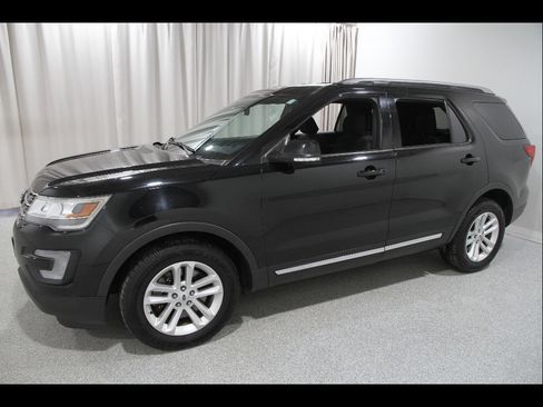 Used 2017 Ford Explorer XLT image 3