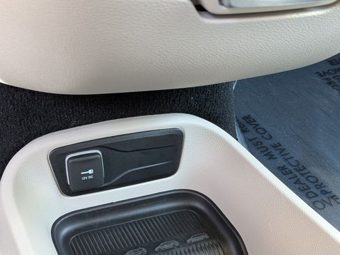 Used 2023 Chrysler Pacifica Touring-L FWD image 34