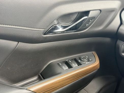 Used 2021 GMC Acadia SLE w/ Driver Convenience Package FWD image 17