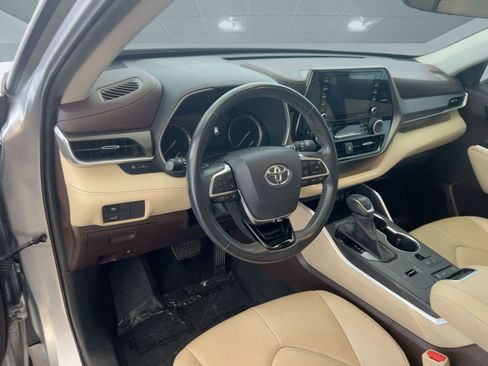 Used 2020 Toyota Highlander XLE image 4