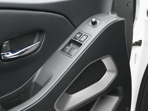 Certified 2025 Nissan Frontier SV image 14