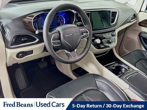 Used 2023 Chrysler Pacifica Limited FWD image 11
