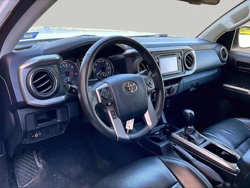 Used 2016 Toyota Tacoma SR5 w/ SR5 Appearance Package (SN) AWD/4WD image 17
