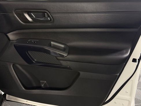 Used 2025 Nissan Pathfinder S FWD image 29