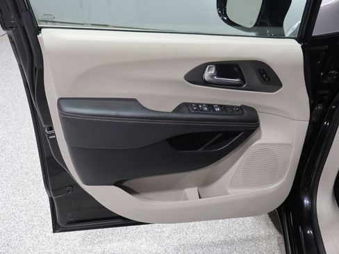 Used 2024 Chrysler Pacifica Touring-L FWD image 18