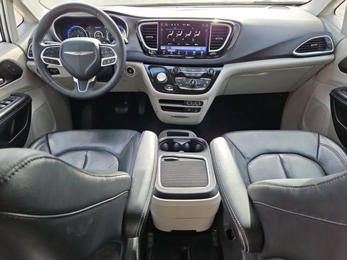 Used 2022 Chrysler Pacifica Touring-L image 16