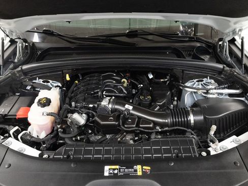 Used 2024 Jeep Grand Cherokee Laredo AWD/4WD image 3