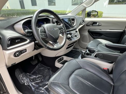 Used 2020 Chrysler Pacifica Touring-L w/ Advanced Safetytec Group FWD image 17