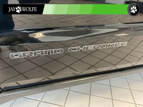 Used 2019 Jeep Grand Cherokee Laredo w/ Security & Convenience Group AWD/4WD image 22