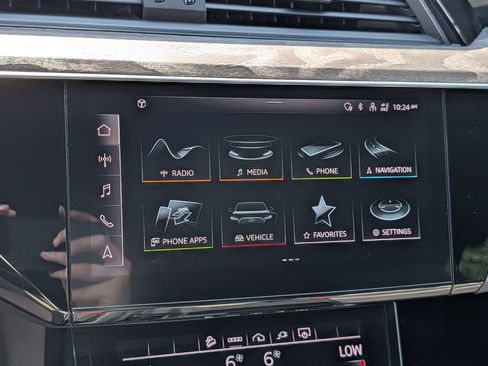 Used 2023 Audi e-tron Premium Plus w/ Premium Plus Package AWD/4WD image 22