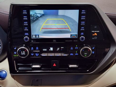 Used 2021 Toyota Highlander Limited FWD image 39