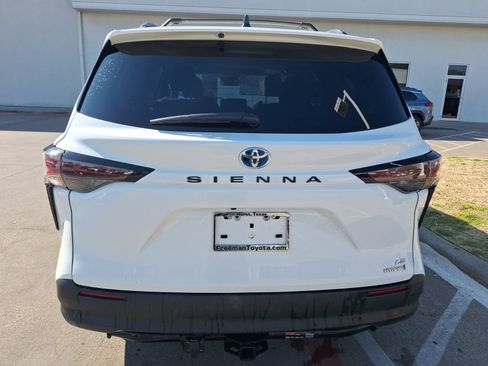 Used 2024 Toyota Sienna LE w/ LE Plus Package image 5
