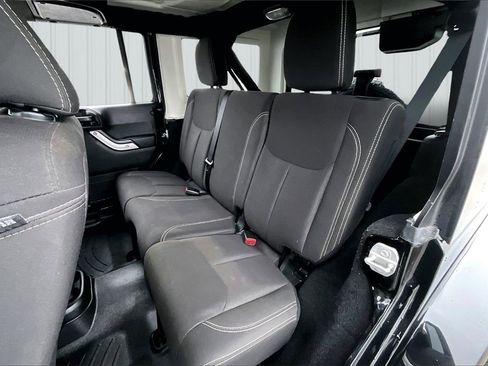 Used 2017 Jeep Wrangler Unlimited Sahara image 20