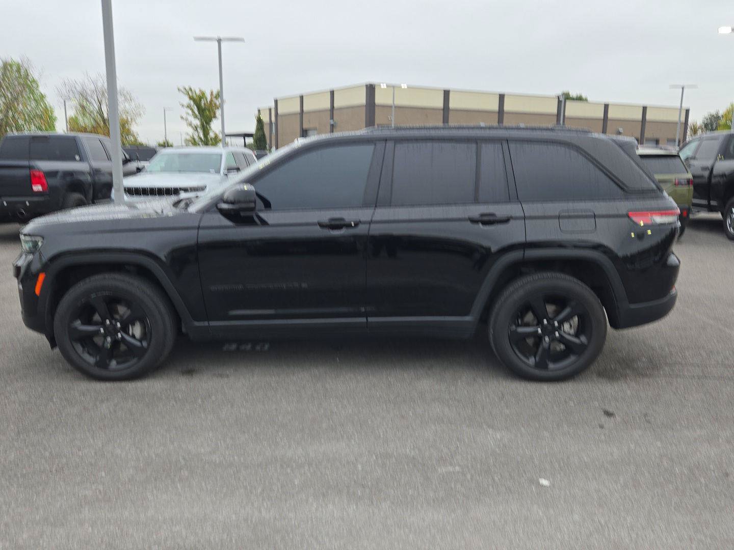 Used 2023 Jeep Grand Cherokee Altitude AWD/4WD image 4
