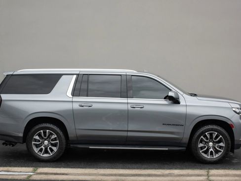 Used 2021 Chevrolet Suburban LT image 7