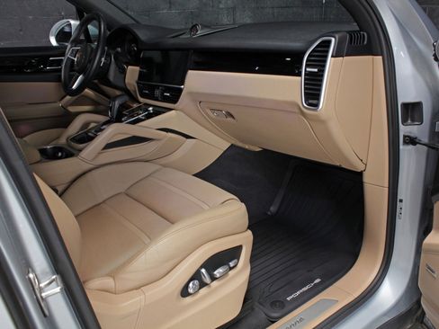 Used 2019 Porsche Cayenne w/ Premium Package AWD/4WD image 47