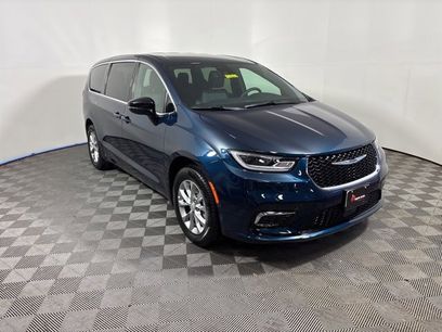 New 2025 Chrysler Pacifica Select
