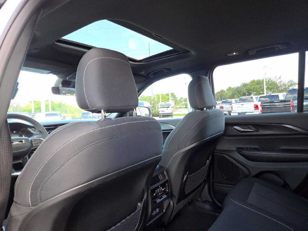 Used 2025 Jeep Grand Cherokee Laredo RWD image 24