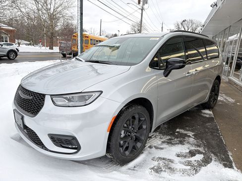 New 2026 Chrysler Pacifica Select image 4