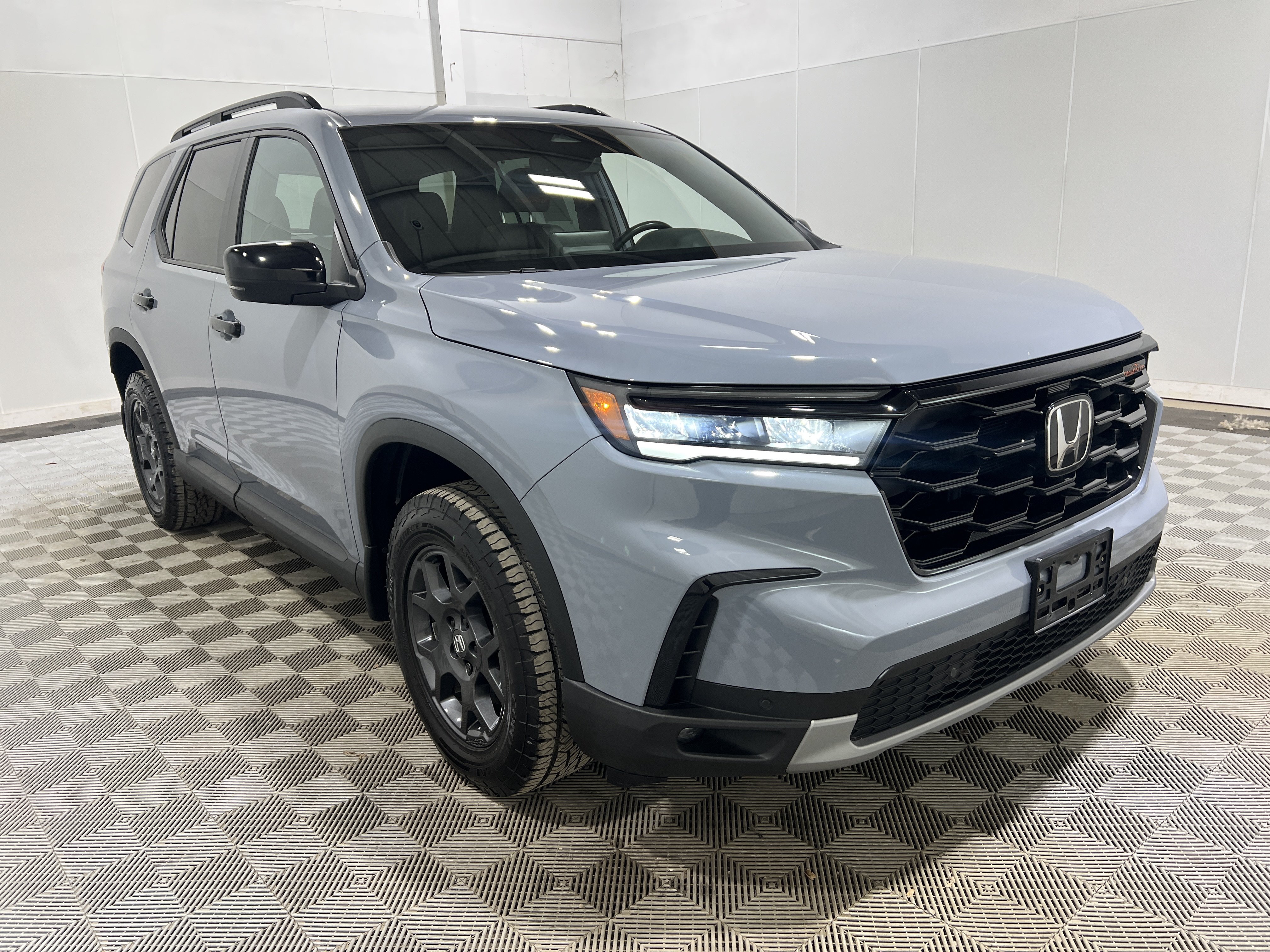 Used 2025 Honda Pilot TrailSport image 4