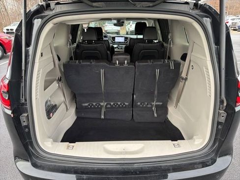 Used 2024 Chrysler Pacifica Touring-L image 29