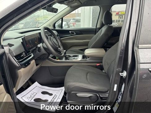 Used 2025 Kia Carnival LX image 12