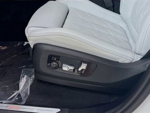 Used 2024 BMW X7 xDrive40i w/ Parking Assistance Package image 19