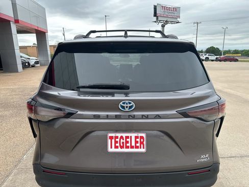 Used 2023 Toyota Sienna XLE w/ XLE Plus Package image 5