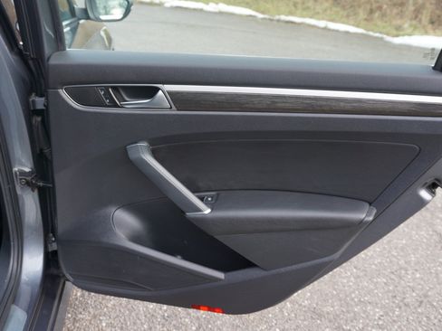 Used 2017 Volkswagen Passat 1.8T SE image 35