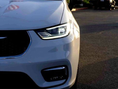 New 2026 Chrysler Pacifica Limited image 8