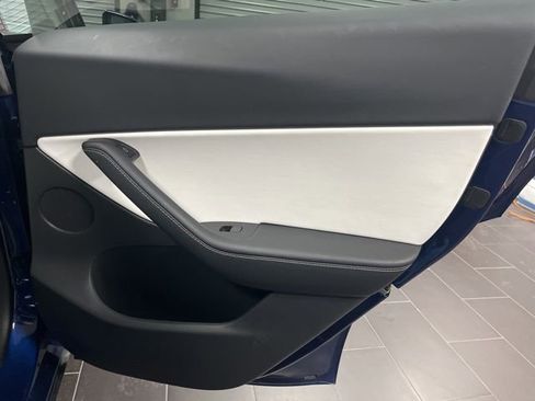 Used 2022 Tesla Model Y Long Range image 12
