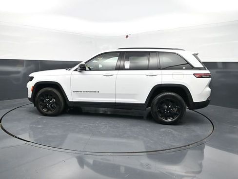 Used 2025 Jeep Grand Cherokee Altitude AWD/4WD image 5